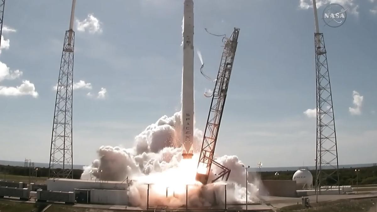 Sisa Roket Falcon 9 Hantam Bulan: Pelajaran Berharga dari Sampah Antariksa